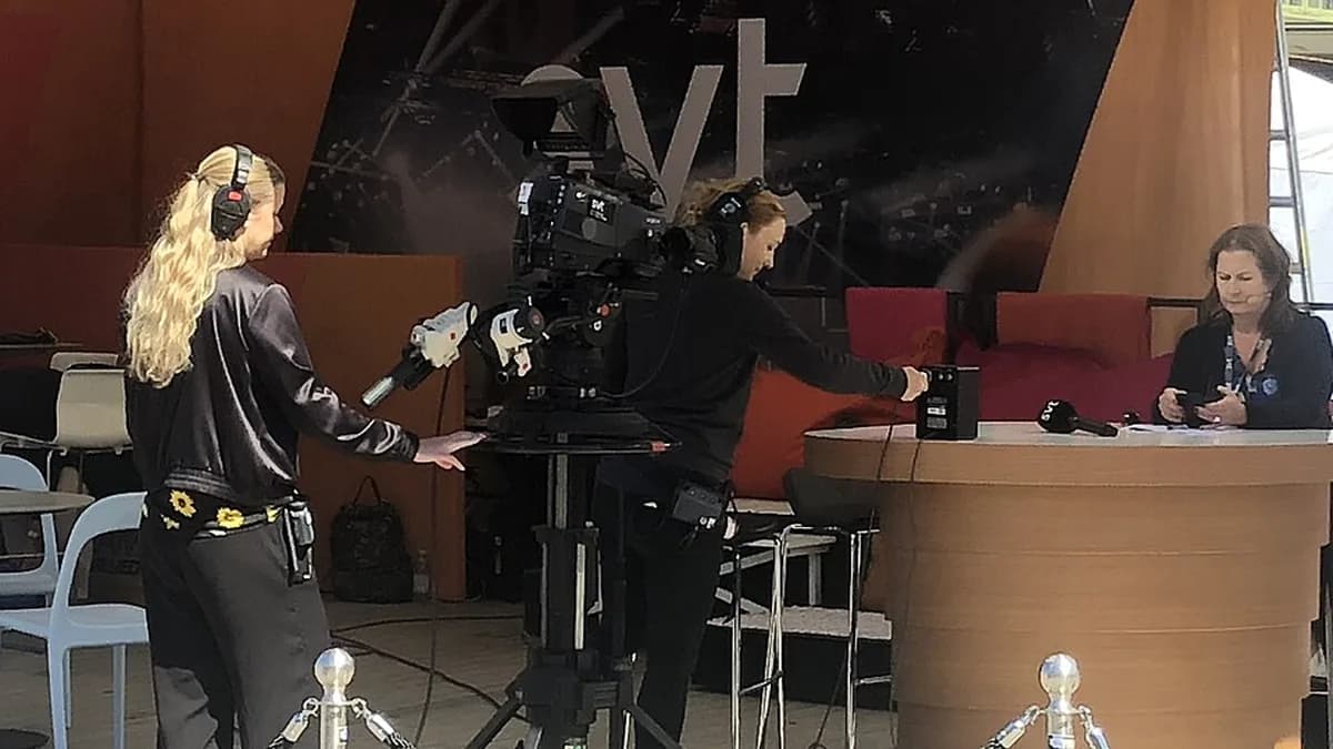 Ett tv-team filmar ett samtal under Almedalsveckan.