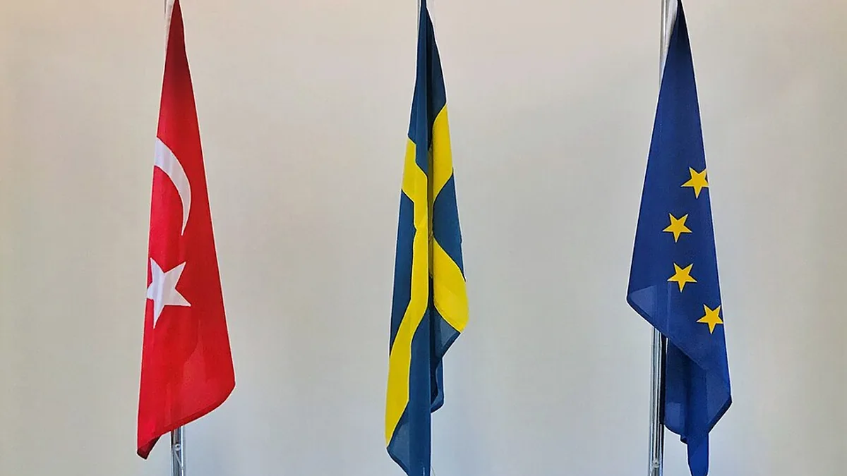 Turkiets, Sveriges och EU:s flaggor.