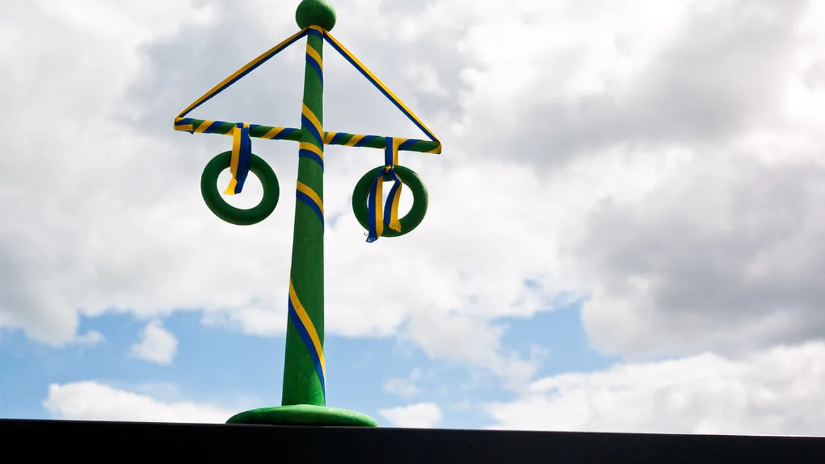 En svensk midsommarstång mot himlen.